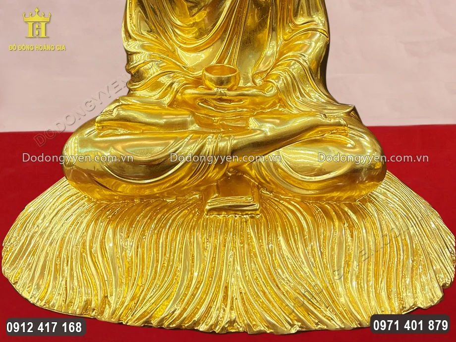 Tượng được đ&uacute;c theo thế Ng&agrave;i ngồi thiền tr&ecirc;n rơm